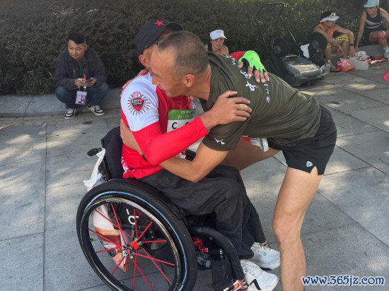 他完成第95场马拉松，坐着轮椅